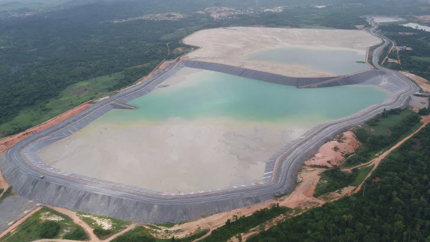 Vista aérea de barragem de rejeitos em área de mineração
