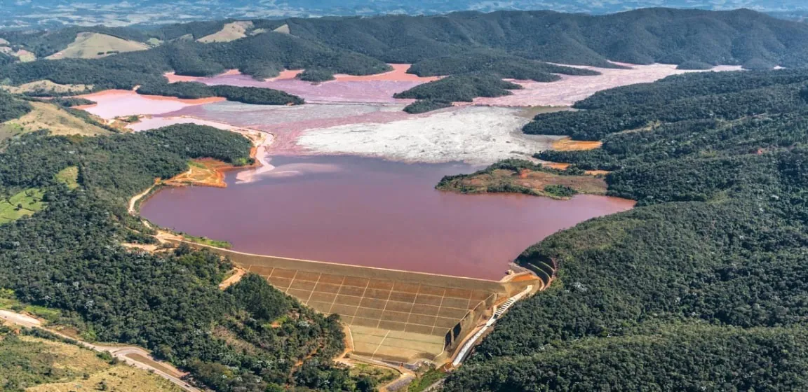 Vista aérea de reservatório e estrutura de contenção em mineração