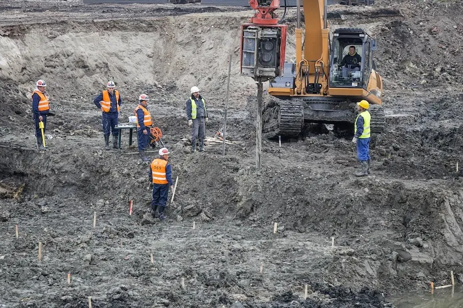 Equipe de fiscalização acompanhando escavação em frente de obra